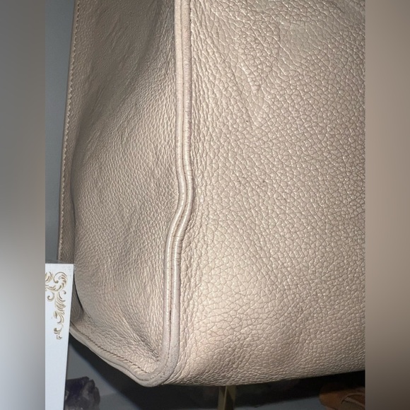 Sold Louis Vuitton Monogram Empreinte On the Go MM Tourterelle/beige. W/dusty - Picture 3 of 13